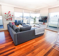 Stylish Modern 3BD Retreat at an Amazing Location - Accommodation Broadbeach