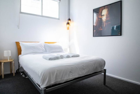 Stylish Warehouse Convert 2 Bedroom Apartment - Accommodation Broadbeach 3