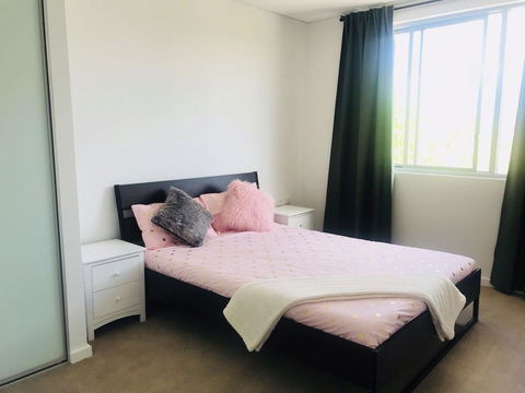 Sunset View 2 Bedroom Apt Next To Station - Accommodation Broadbeach 2