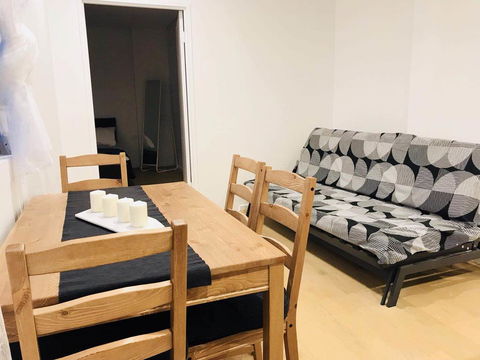 Sunset View 2 Bedroom Apt Next To Station - Accommodation Broadbeach 1