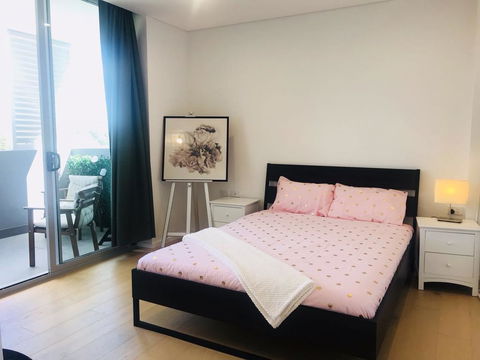 Sunset View 2 Bedroom Apt Next To Station - Accommodation Broadbeach 0