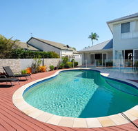 Super Sized Family Retreat With a Pool - Accommodation Broadbeach