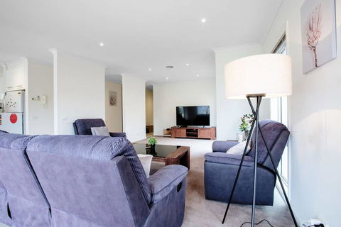 Superb Luxe 5BR House@Point Cook Near Lake - Accommodation Broadbeach 3