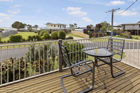 Tanjil - A Stroll From The Water In Paynesville - Accommodation Broadbeach 1