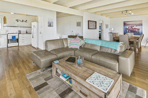 Tanjil - A Stroll From The Water In Paynesville - Accommodation Broadbeach 3