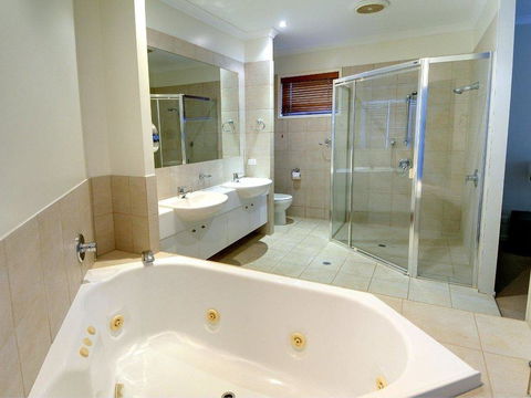 Tarcoola 41 - 5 BDRM Canal Home With Pool - Accommodation Broadbeach 2