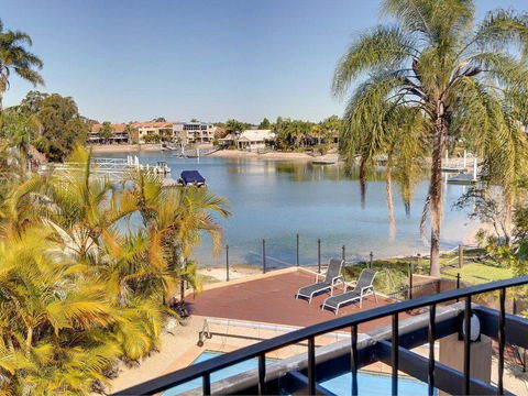 Tarcoola 41 - 5 BDRM Canal Home With Pool - Accommodation Broadbeach 3