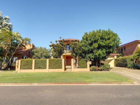 Tarcoola 41 - 5 BDRM Canal Home With Pool - Accommodation Broadbeach 1