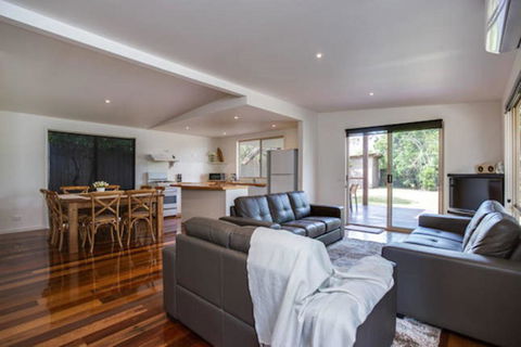 Tasman Surf House - So Close To The Beach - Accommodation Broadbeach 3