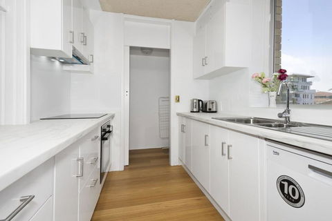 Tasman Towers - Unit 13 - Accommodation Broadbeach 2