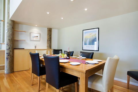 Tathra Beach House Holiday Apartments - Accommodation Broadbeach 2