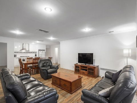 The Antonia Way - Accommodation Broadbeach 0