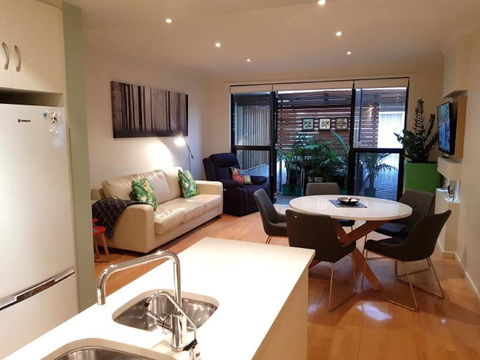 The Artisan - 3BR House In The City - Accommodation Broadbeach 0