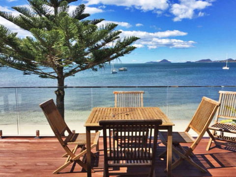 The Beach House' 169 Soldiers Point Road - Right On The Waterfront - Accommodation Broadbeach 0