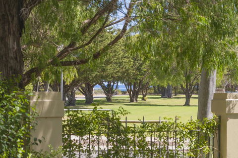 The Beach Retreat - Accommodation Broadbeach 0