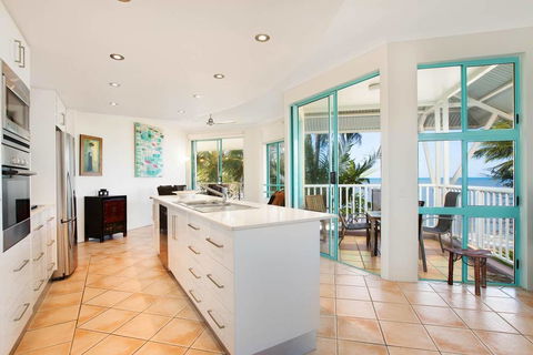 The Beach Shack 3BR Waterfront Resort, Own WIFI - Accommodation Broadbeach 1