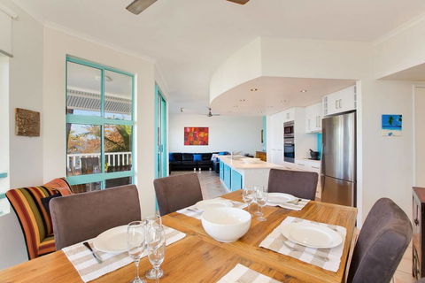 The Beach Shack 3BR Waterfront Resort, Own WIFI - Accommodation Broadbeach 2