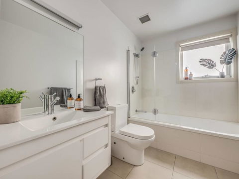 Marina View Apartment - Accommodation Broadbeach 1