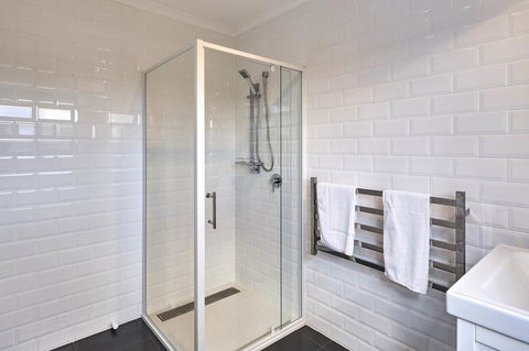 DOLPHIN LOOKOUT COTTAGE - Amazing Views Of The Bay Of Fires - Accommodation Broadbeach 3