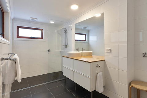 DOLPHIN LOOKOUT COTTAGE - Amazing Views Of The Bay Of Fires - Accommodation Broadbeach 2