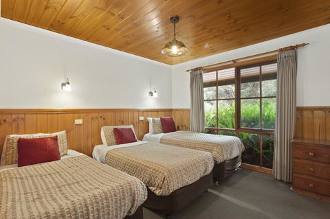 Apollo Bay Cottages - Accommodation Broadbeach 3