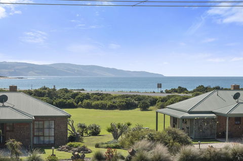 Apollo Bay Cottages - Accommodation Broadbeach 1