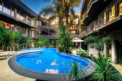 BEST WESTERN PLUS Travel Inn - Accommodation Broadbeach 1