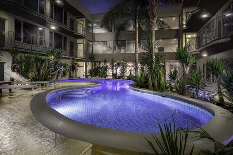 BEST WESTERN PLUS Travel Inn - Accommodation Broadbeach 2