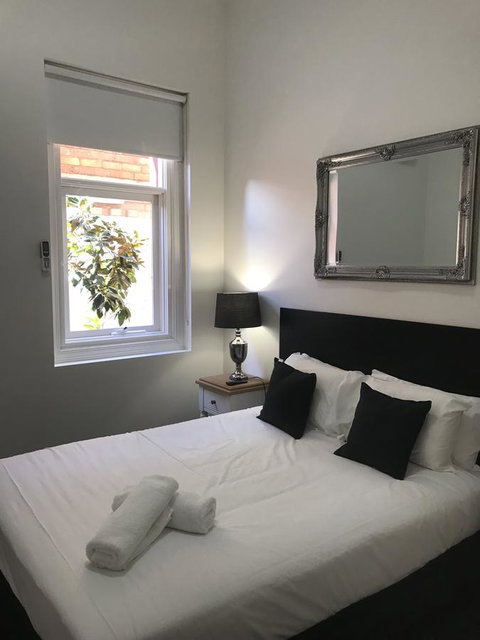CROWN CENTRAL BUSINESS DISTRICT MOTEL - NO UNDER 18s - Accommodation Broadbeach 18
