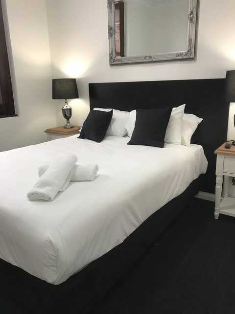 CROWN CENTRAL BUSINESS DISTRICT MOTEL - NO UNDER 18s - Accommodation Broadbeach 19