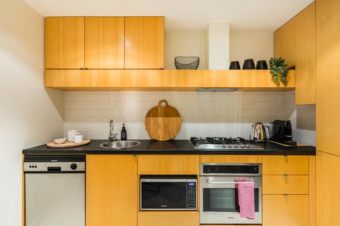 Auguste, Melbourne CBD Private Accommodation With Parking - Accommodation Broadbeach 10