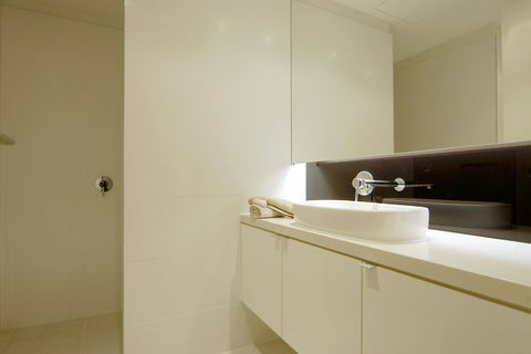 C-Scape Water Front Apartment - Accommodation Broadbeach 8