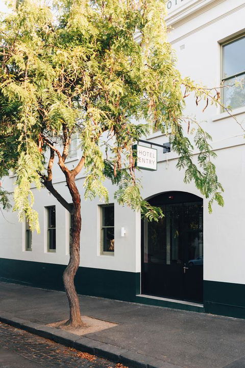 Naughtons Hotel - Accommodation Broadbeach 4