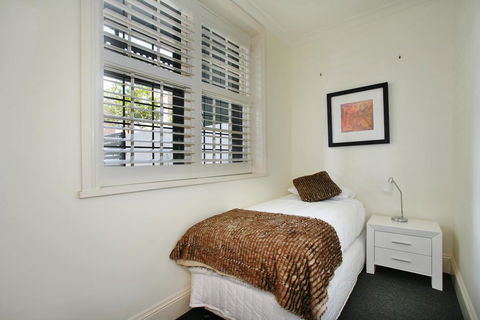 The Courtyard Of St Neot - Art Deco 2BR Potts Point Apartment With Large Courtyard In Stunning Location - Accommodation Broadbeach 2