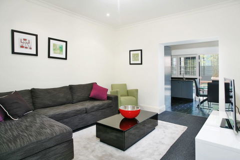 The Courtyard Of St Neot - Art Deco 2BR Potts Point Apartment With Large Courtyard In Stunning Location - Accommodation Broadbeach 0