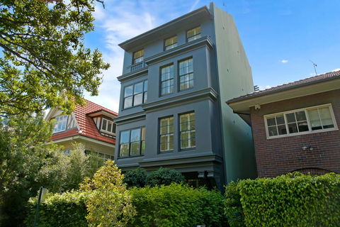 The Courtyard Of St Neot - Art Deco 2BR Potts Point Apartment With Large Courtyard In Stunning Location - Accommodation Broadbeach 1