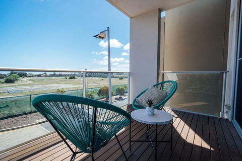 The Cove @ New Port-Pool - Spa - Sauna - Gym & More - Accommodation Broadbeach 1