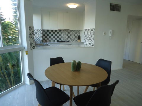 The Crest Apartments - Accommodation Broadbeach 2