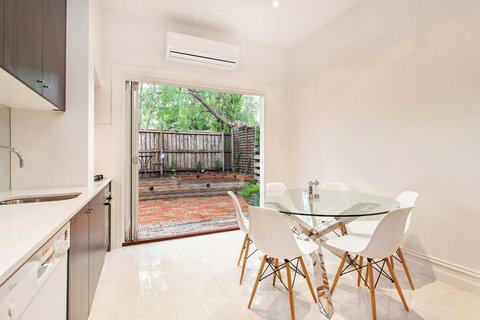 The Crofts - Accommodation Broadbeach 2