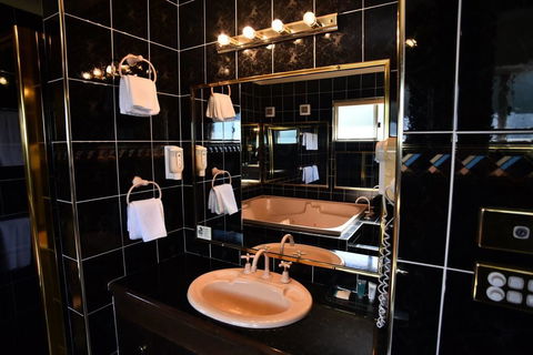 The Crossing Motel - Accommodation Broadbeach 2