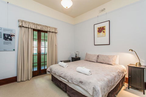 The Curtin Family Home - Accommodation Broadbeach 2