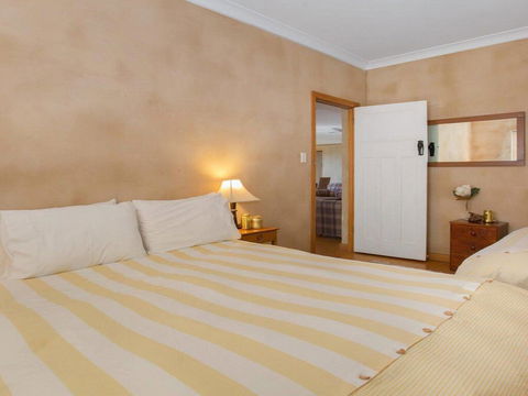 The Farmhouse - Grape Vines And Rolling Green Hills - Accommodation Broadbeach 1