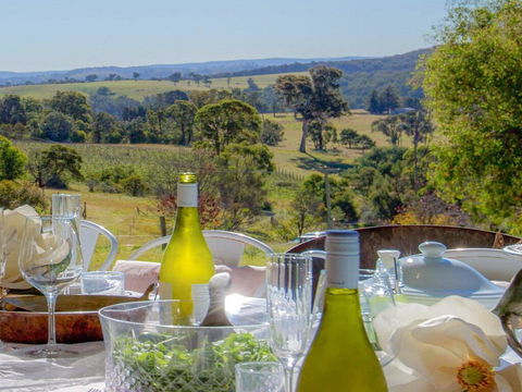 The Farmhouse - Grape Vines And Rolling Green Hills - Accommodation Broadbeach 0