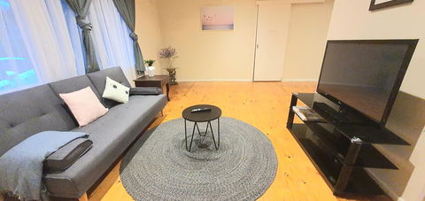 The Flower Homestay - Accommodation Broadbeach 1