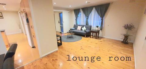 The Flower Homestay - Accommodation Broadbeach 0