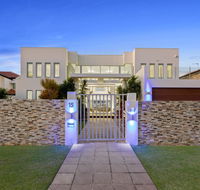 The White House GC Waterfront Home Cinema Jacuzzi Heated Pool - Accommodation Broadbeach