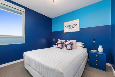 Trendy And Central One Bed Apartment With Views - Accommodation Broadbeach 2