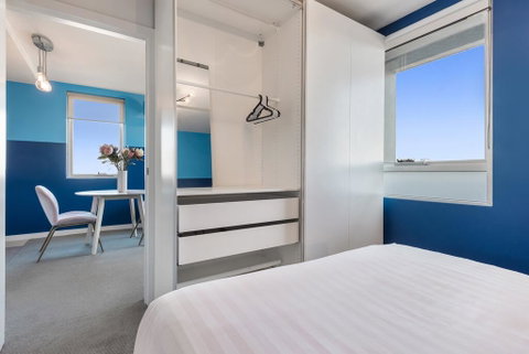 Trendy And Central One Bed Apartment With Views - Accommodation Broadbeach 1