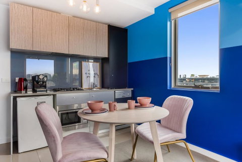 Trendy And Central One Bed Apartment With Views - Accommodation Broadbeach 3