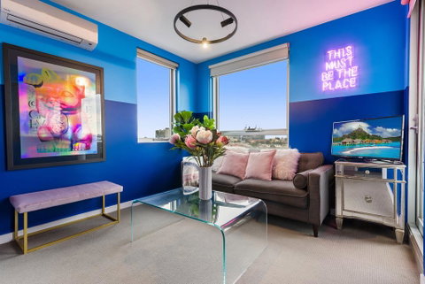 Trendy And Central One Bed Apartment With Views - Accommodation Broadbeach 0